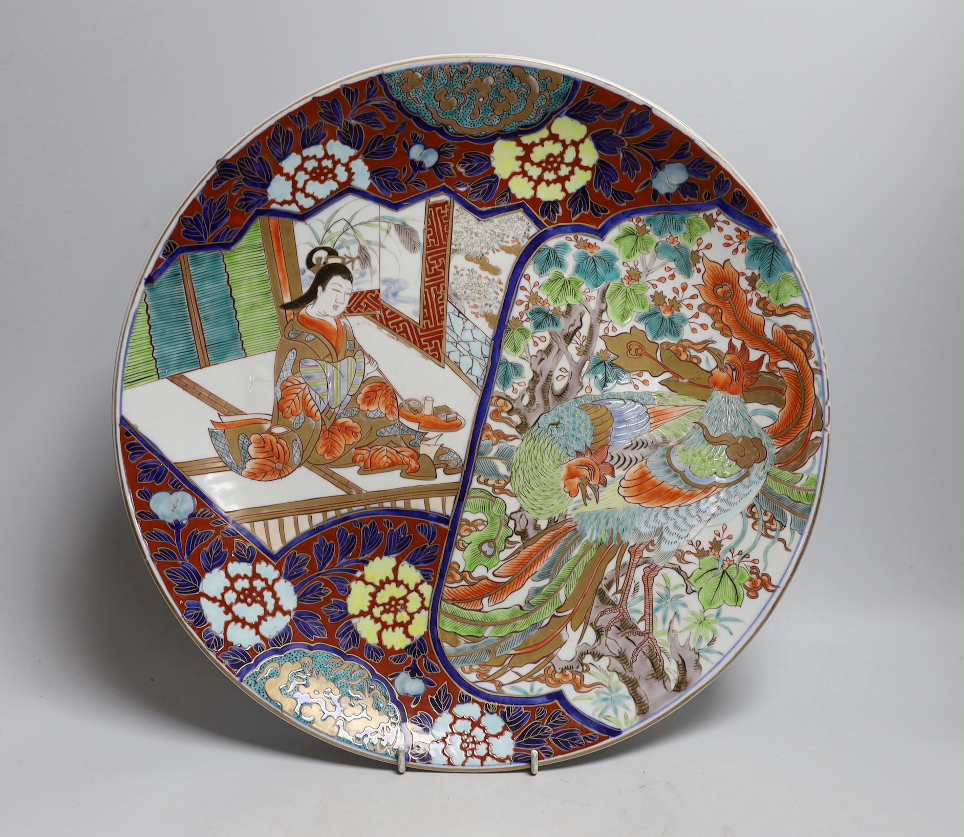 A large Imari charger and cloisonne box, charger 40cms diameter